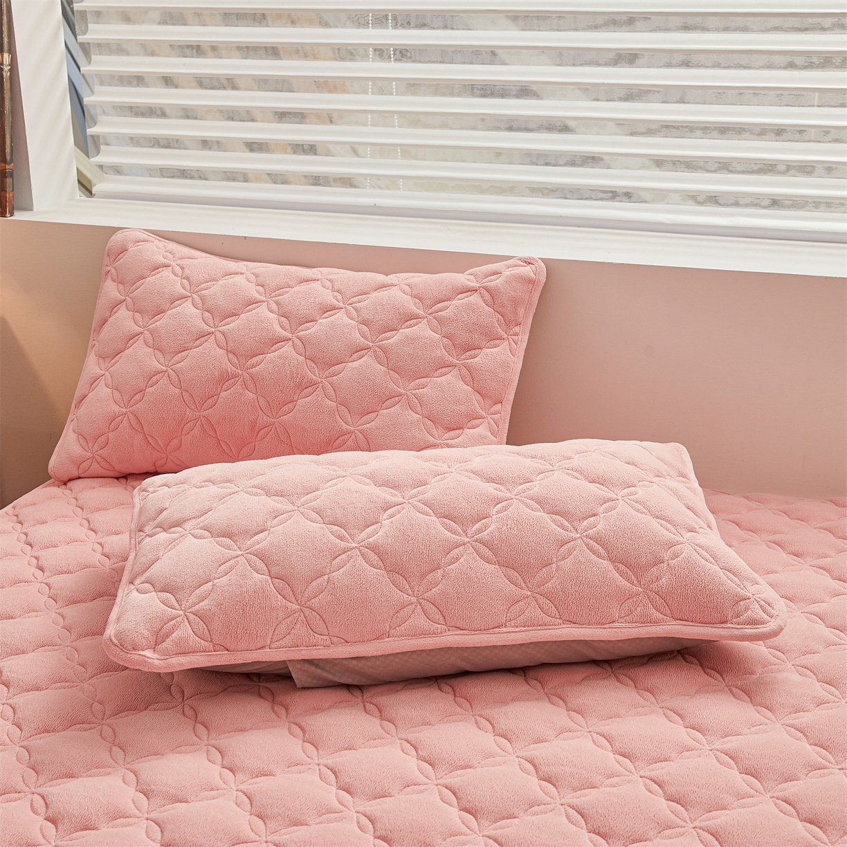 91家纺网 家纺一手货源 找家纺 布卢姆床垫 2025新款A类抗菌牛奶绒床笠 菱格-粉玉