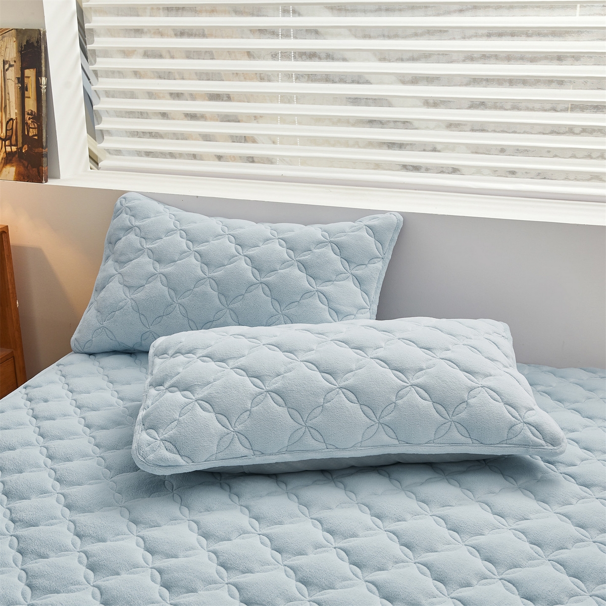 91家纺网 家纺一手货源 找家纺 布卢姆床垫 2025新款A类抗菌牛奶绒床笠 菱格-天空蓝