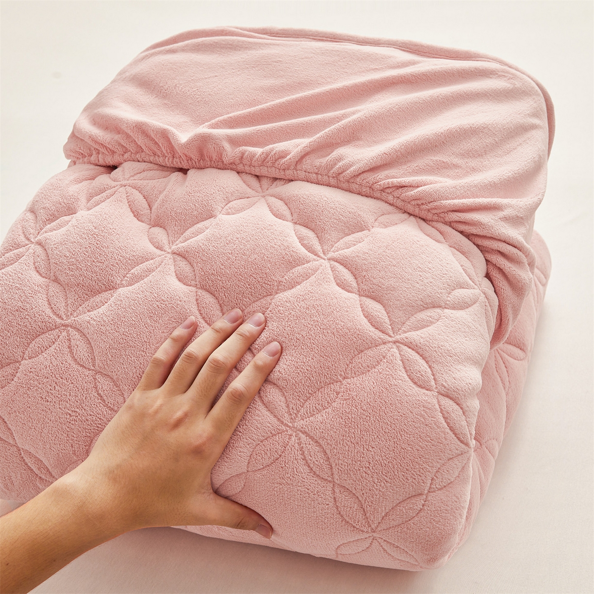 91家纺网 家纺一手货源 找家纺 布卢姆床垫 2025新款A类抗菌牛奶绒床笠 菱格-粉玉