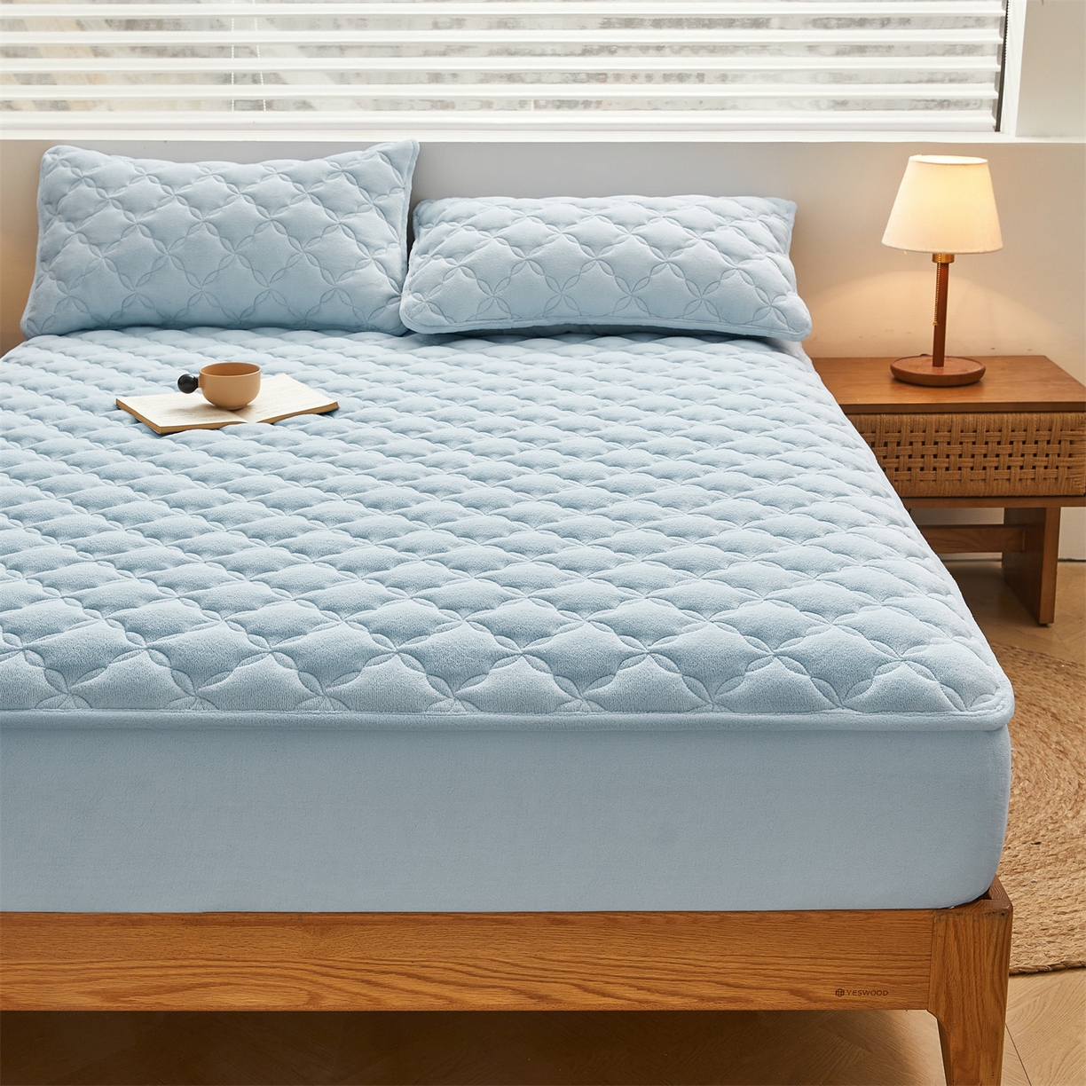 91家纺网 家纺一手货源 找家纺 布卢姆床垫 2025新款A类抗菌牛奶绒床笠 菱格-天空蓝