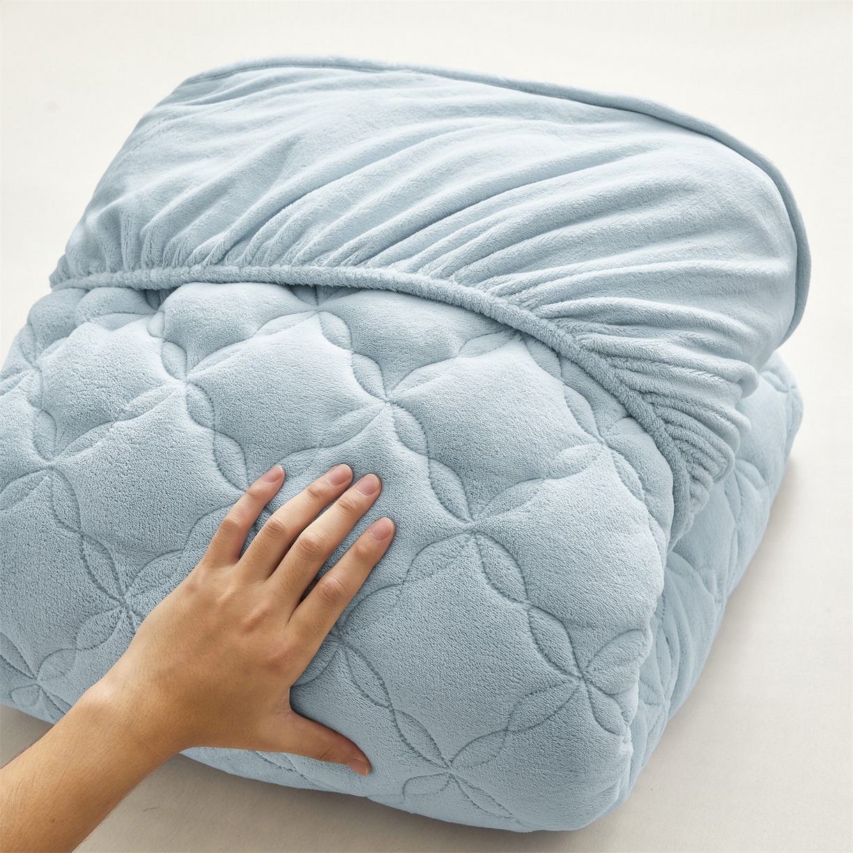 91家纺网 家纺一手货源 找家纺 布卢姆床垫 2025新款A类抗菌牛奶绒床笠 菱格-天空蓝