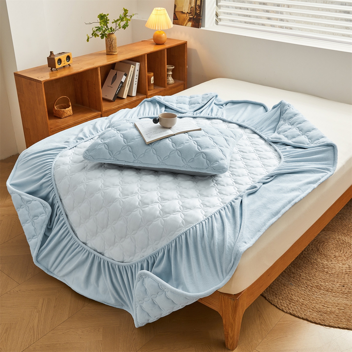 91家纺网 家纺一手货源 找家纺 布卢姆床垫 2025新款A类抗菌牛奶绒床笠 菱格-天空蓝