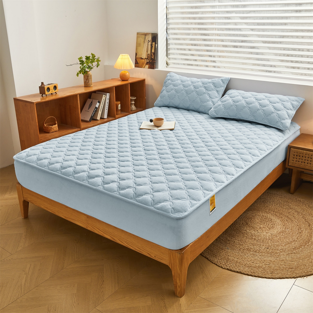 91家纺网 家纺一手货源 找家纺 布卢姆床垫 2025新款A类抗菌牛奶绒床笠 菱格-天空蓝