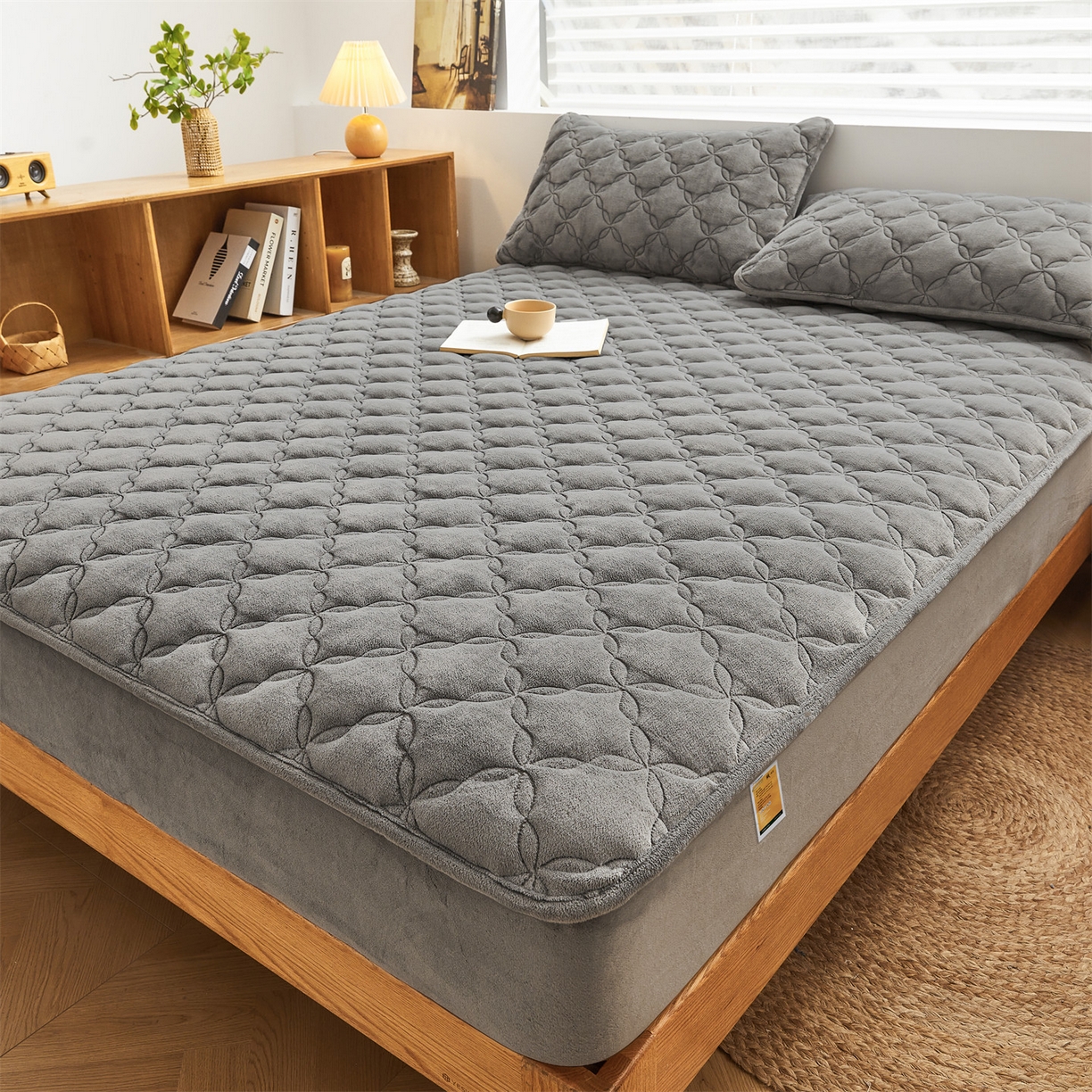 91家纺网 家纺一手货源 找家纺 布卢姆床垫 2025新款A类抗菌牛奶绒床笠 菱格-典雅灰