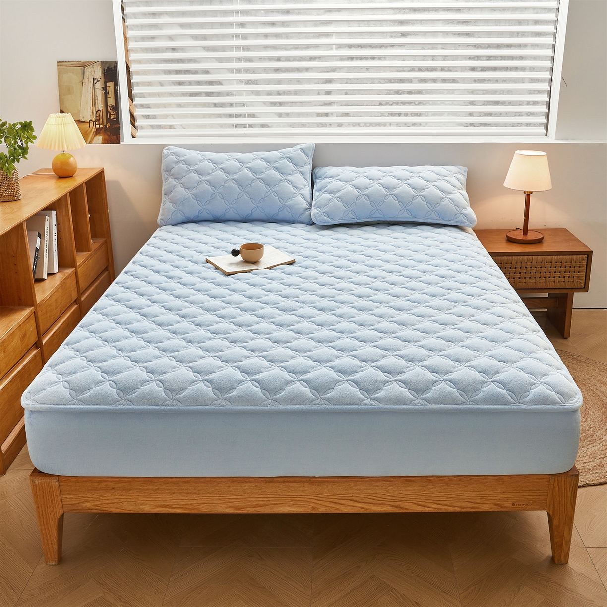 91家纺网 家纺一手货源 找家纺 布卢姆床垫 2025新款A类抗菌牛奶绒床笠 菱格-天空蓝