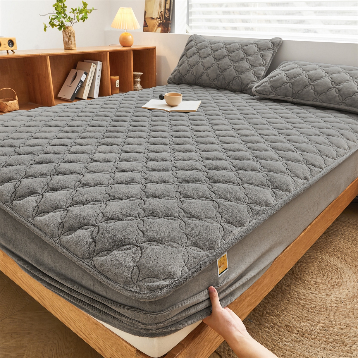 91家纺网 家纺一手货源 找家纺 布卢姆床垫 2025新款A类抗菌牛奶绒床笠 菱格-典雅灰