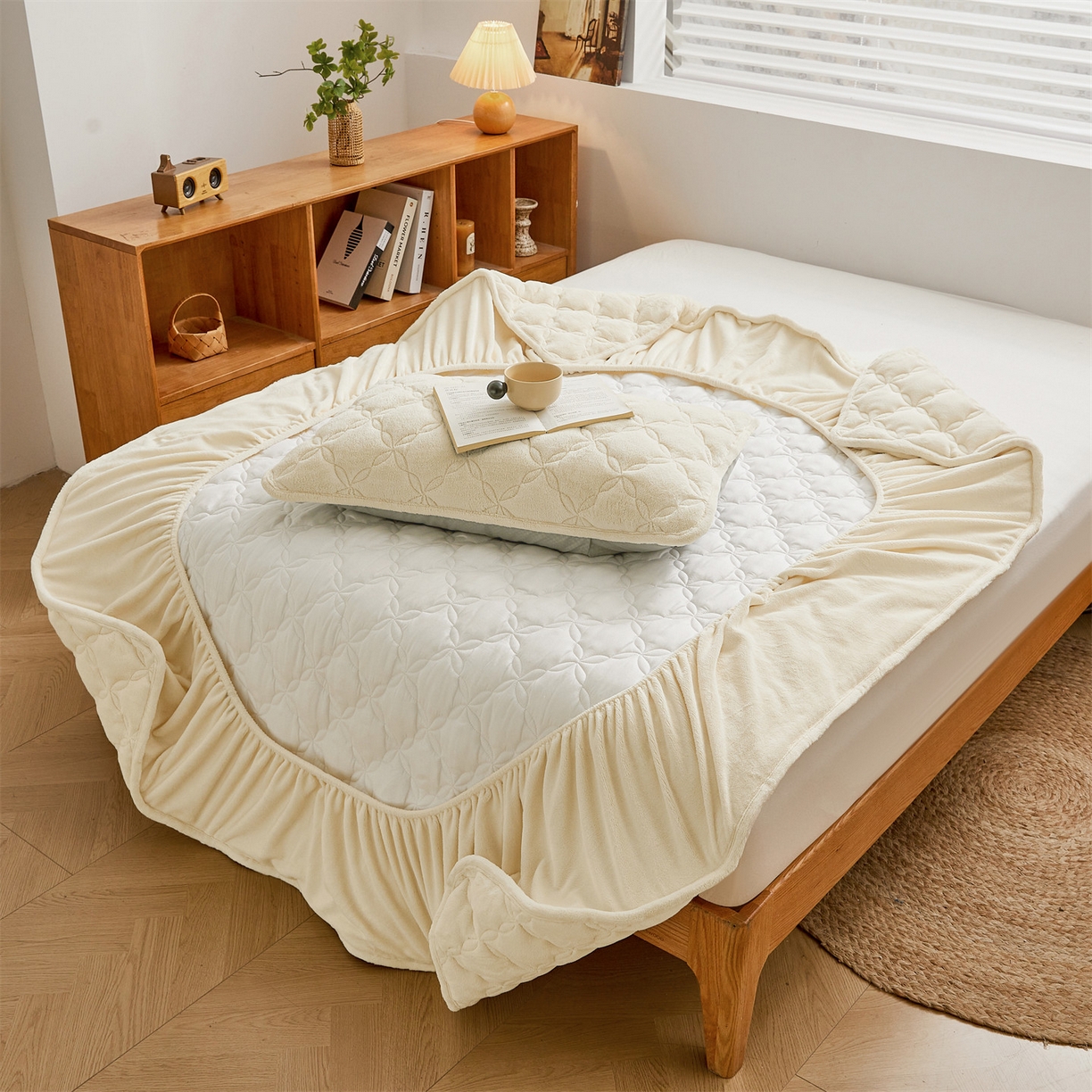 91家纺网 家纺一手货源 找家纺 布卢姆床垫 2025新款A类抗菌牛奶绒床笠 菱格-奶昔白