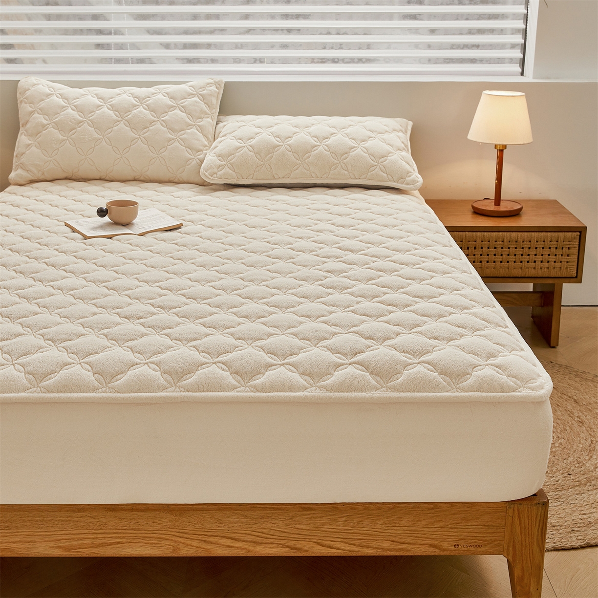 91家纺网 家纺一手货源 找家纺 布卢姆床垫 2025新款A类抗菌牛奶绒床笠 菱格-奶昔白