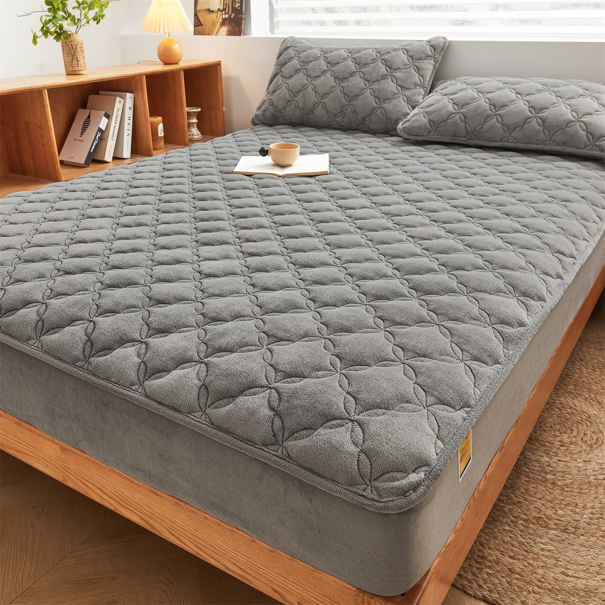 91家纺网 家纺一手货源 找家纺 布卢姆床垫 2025新款A类抗菌牛奶绒床笠 菱格-典雅灰