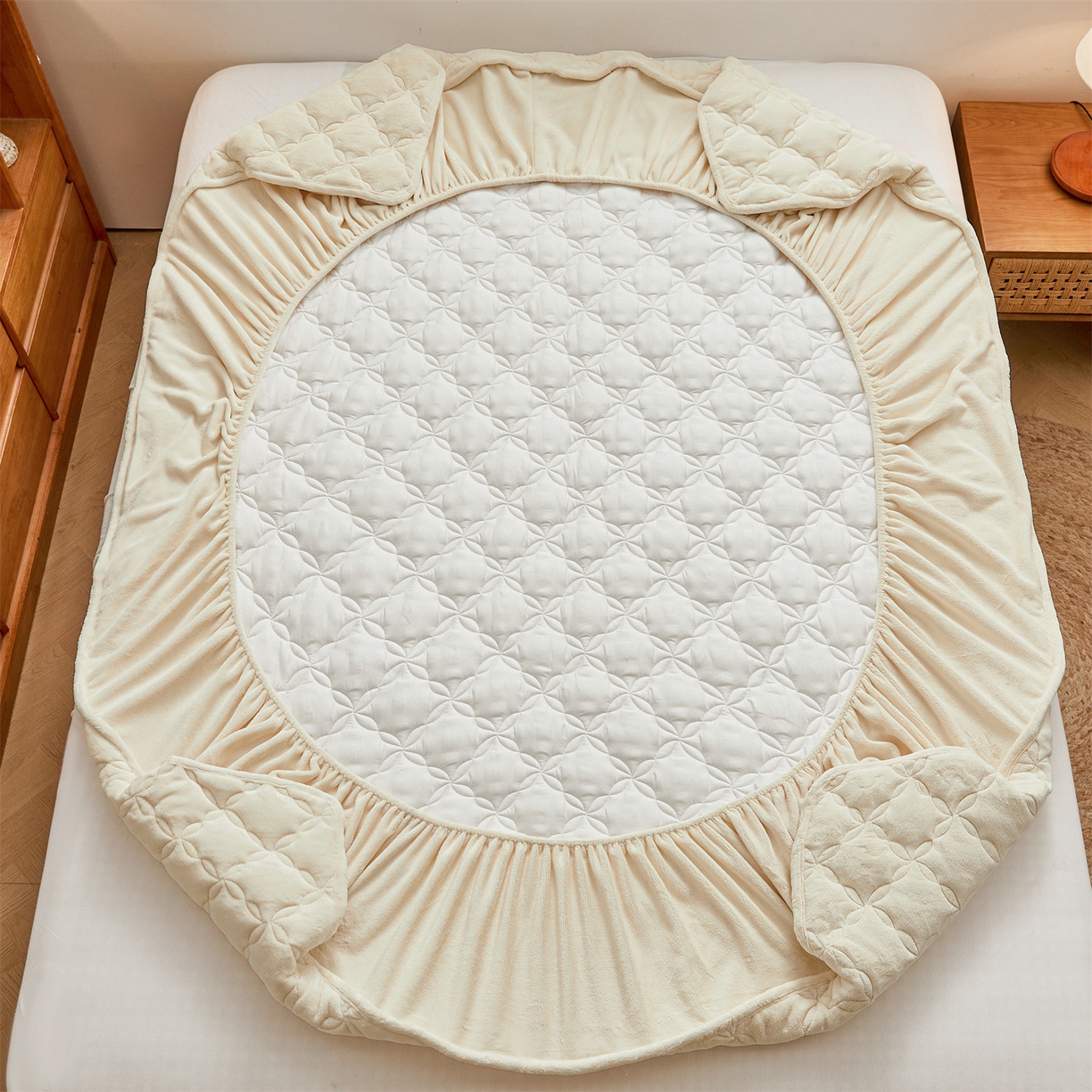 91家纺网 家纺一手货源 找家纺 布卢姆床垫 2025新款A类抗菌牛奶绒床笠 菱格-奶昔白