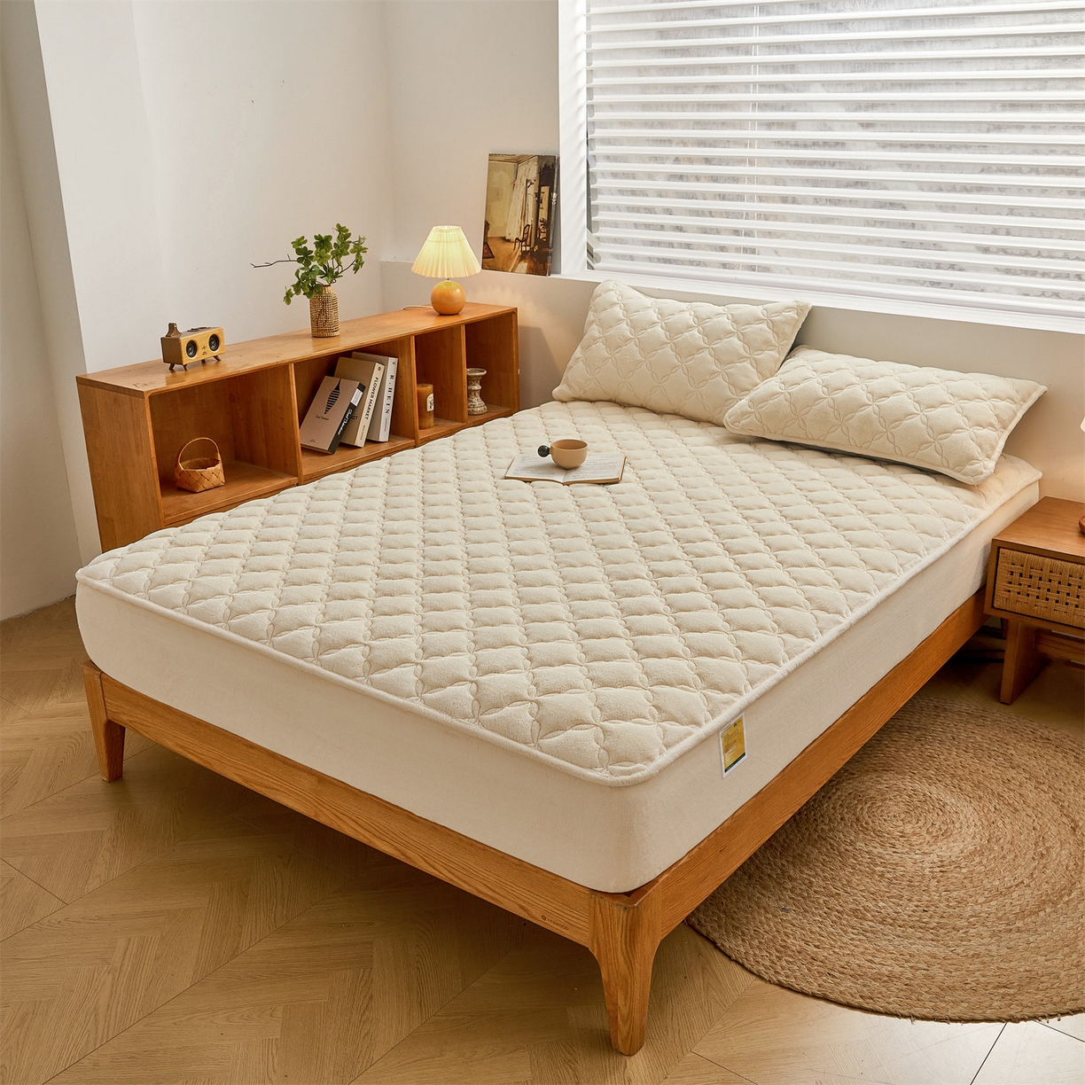 91家纺网 家纺一手货源 找家纺 布卢姆床垫 2025新款A类抗菌牛奶绒床笠 菱格-奶昔白