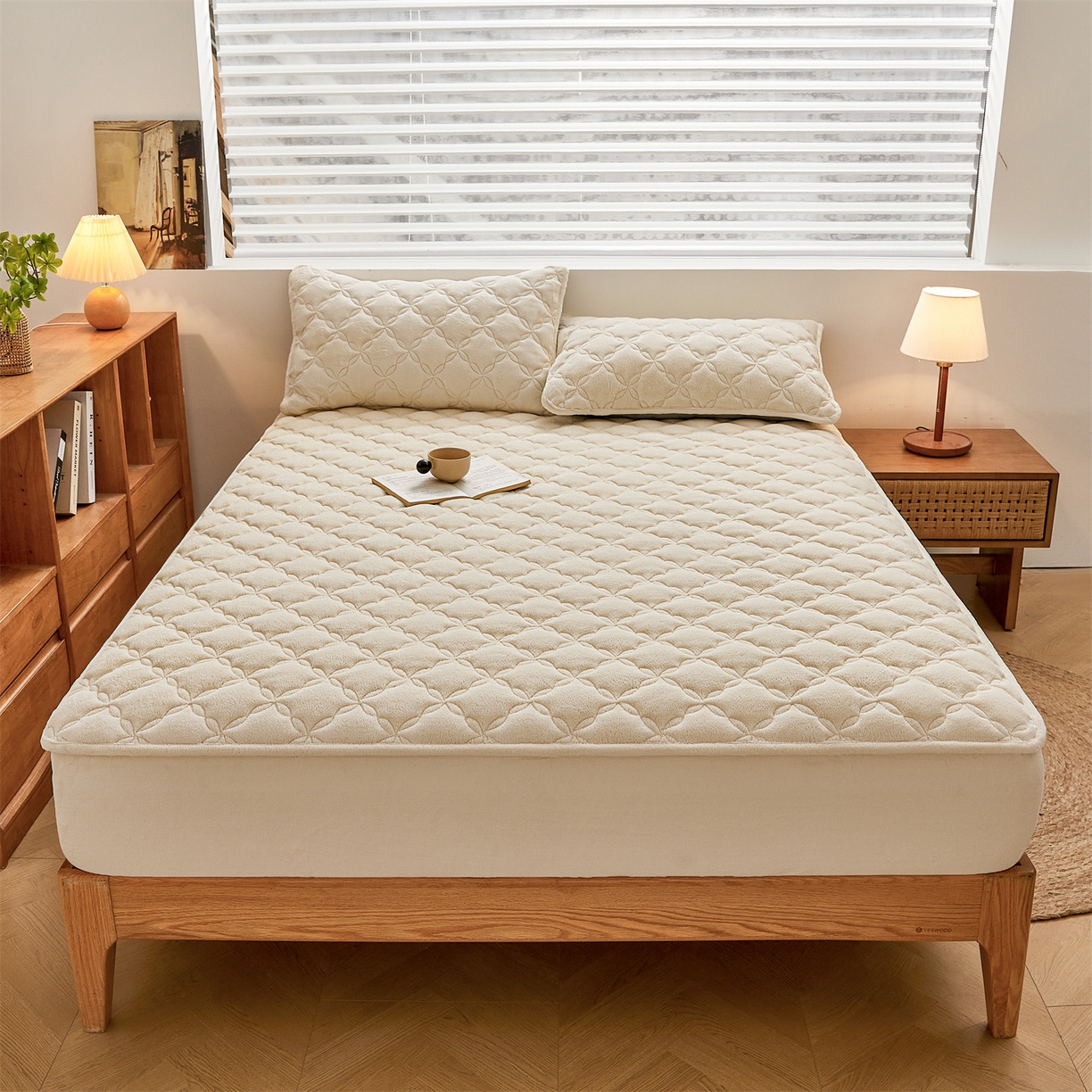 91家纺网 家纺一手货源 找家纺 布卢姆床垫 2025新款A类抗菌牛奶绒床笠 菱格-奶昔白