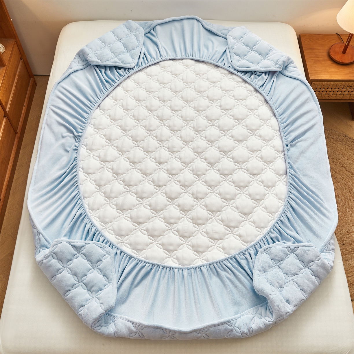 91家纺网 家纺一手货源 找家纺 布卢姆床垫 2025新款A类抗菌牛奶绒床笠 菱格-天空蓝