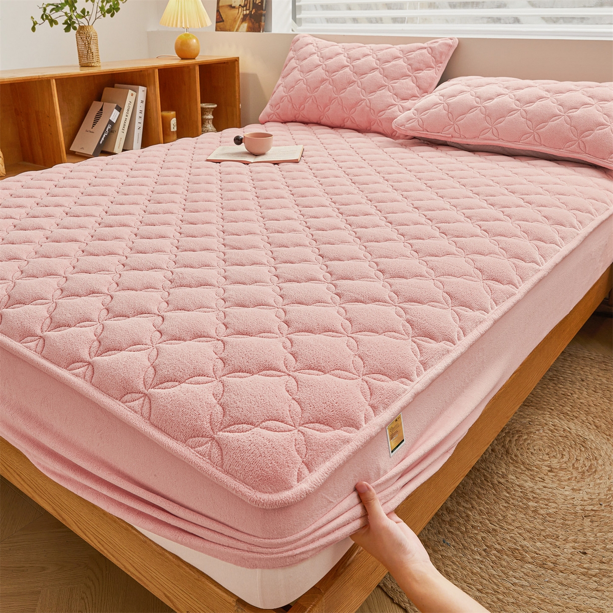 91家纺网 家纺一手货源 找家纺 布卢姆床垫 2025新款A类抗菌牛奶绒床笠 菱格-粉玉