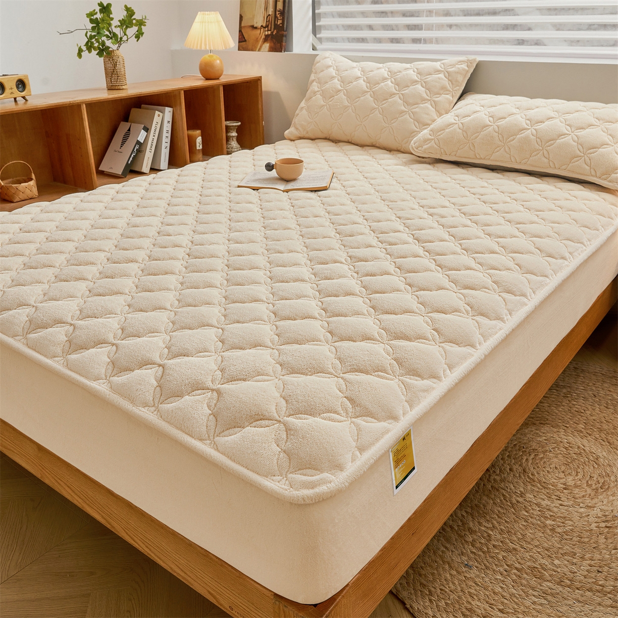 91家纺网 家纺一手货源 找家纺 布卢姆床垫 2025新款A类抗菌牛奶绒床笠 菱格-奶昔白