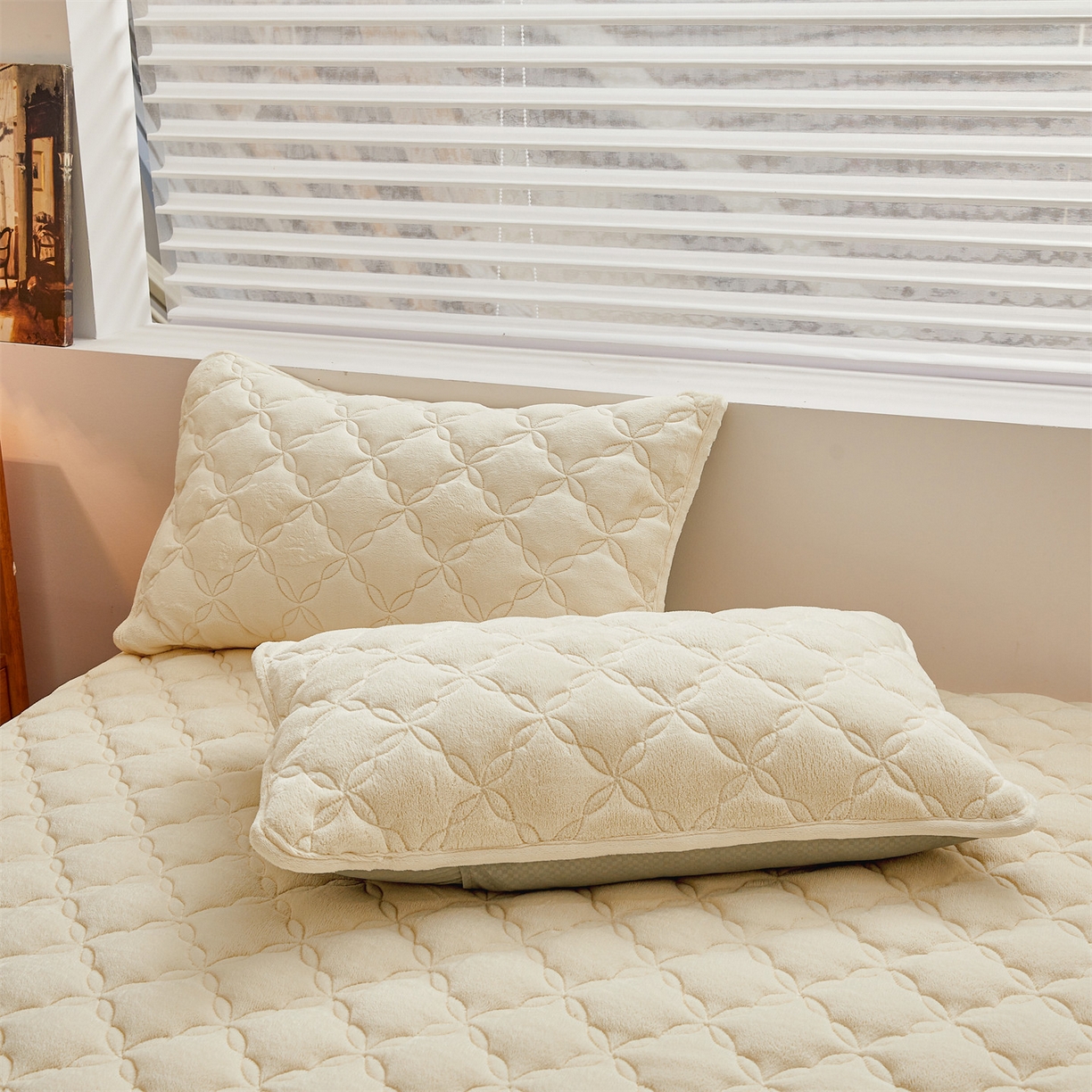 91家纺网 家纺一手货源 找家纺 布卢姆床垫 2025新款A类抗菌牛奶绒床笠 菱格-奶昔白