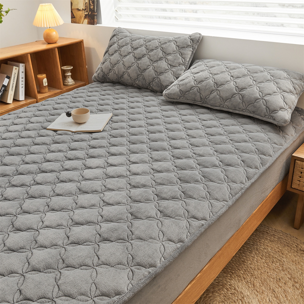 91家纺网 家纺一手货源 找家纺 布卢姆床垫 2025新款A类抗菌牛奶绒床笠 菱格-典雅灰