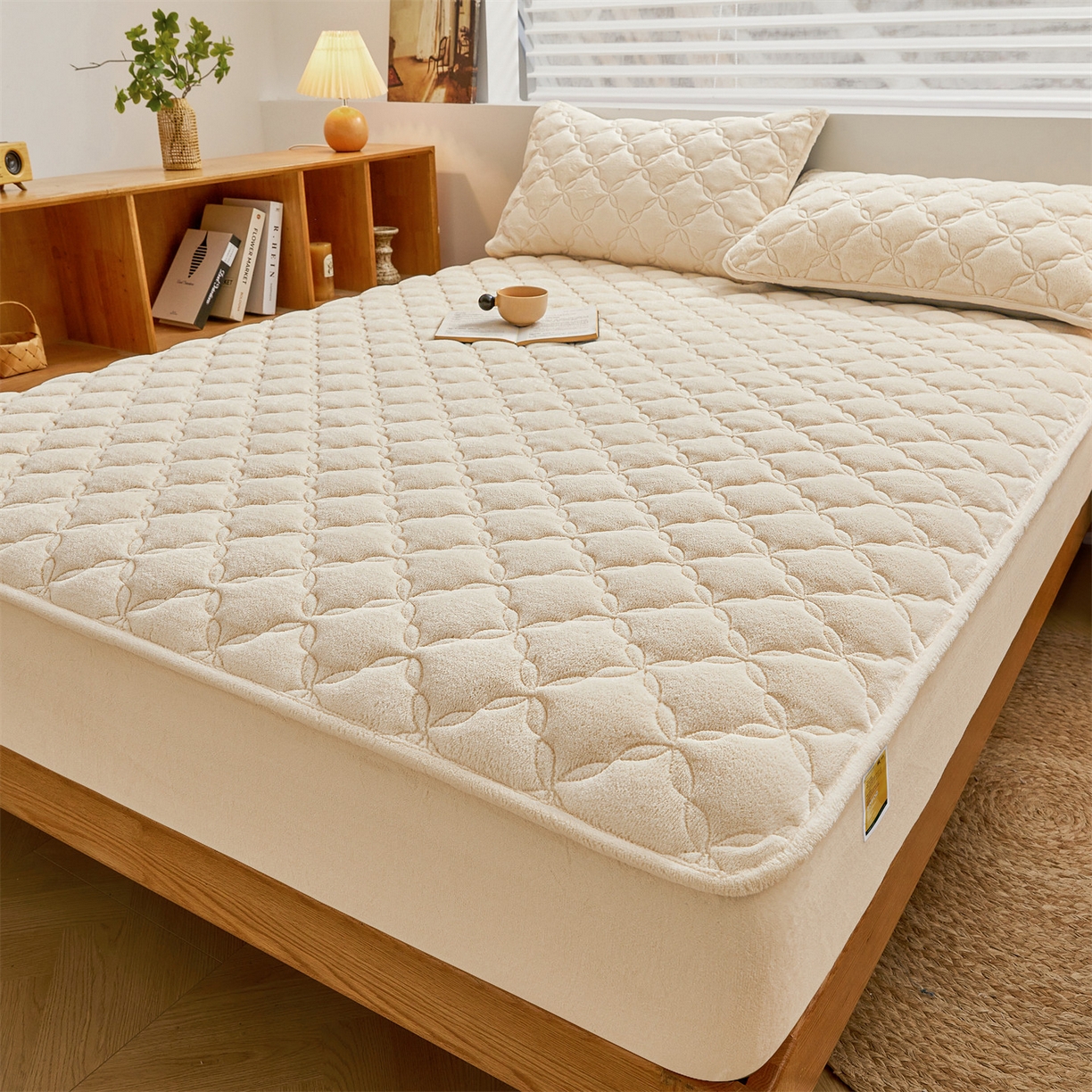 91家纺网 家纺一手货源 找家纺 布卢姆床垫 2025新款A类抗菌牛奶绒床笠 菱格-奶昔白