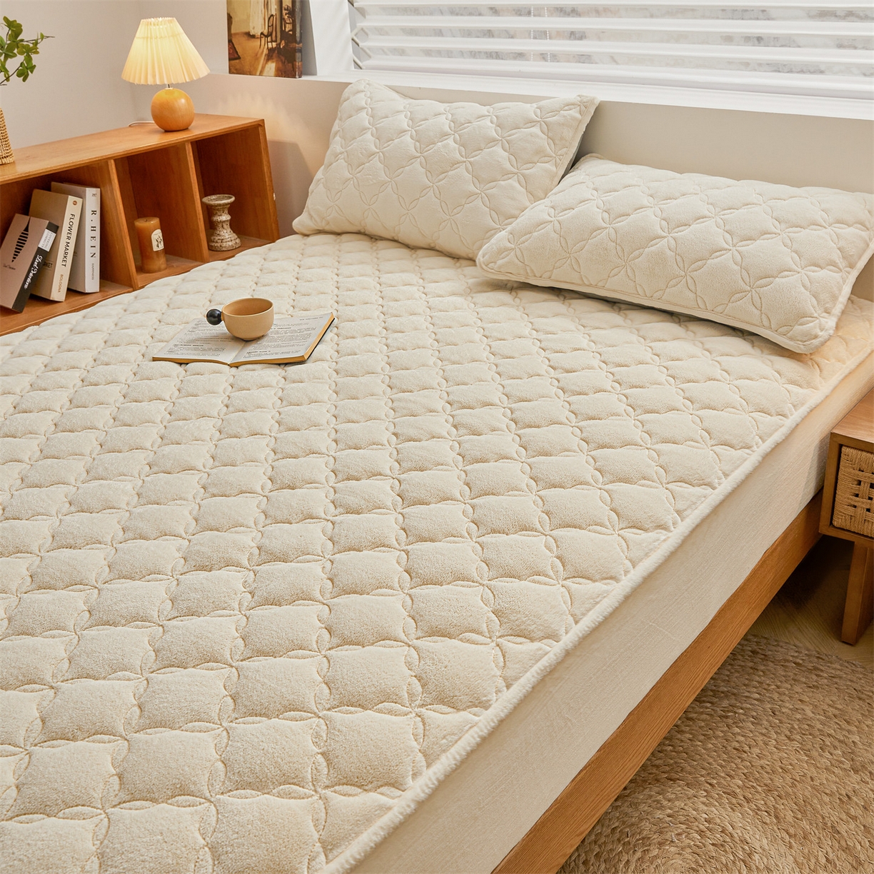 91家纺网 家纺一手货源 找家纺 布卢姆床垫 2025新款A类抗菌牛奶绒床笠 菱格-奶昔白