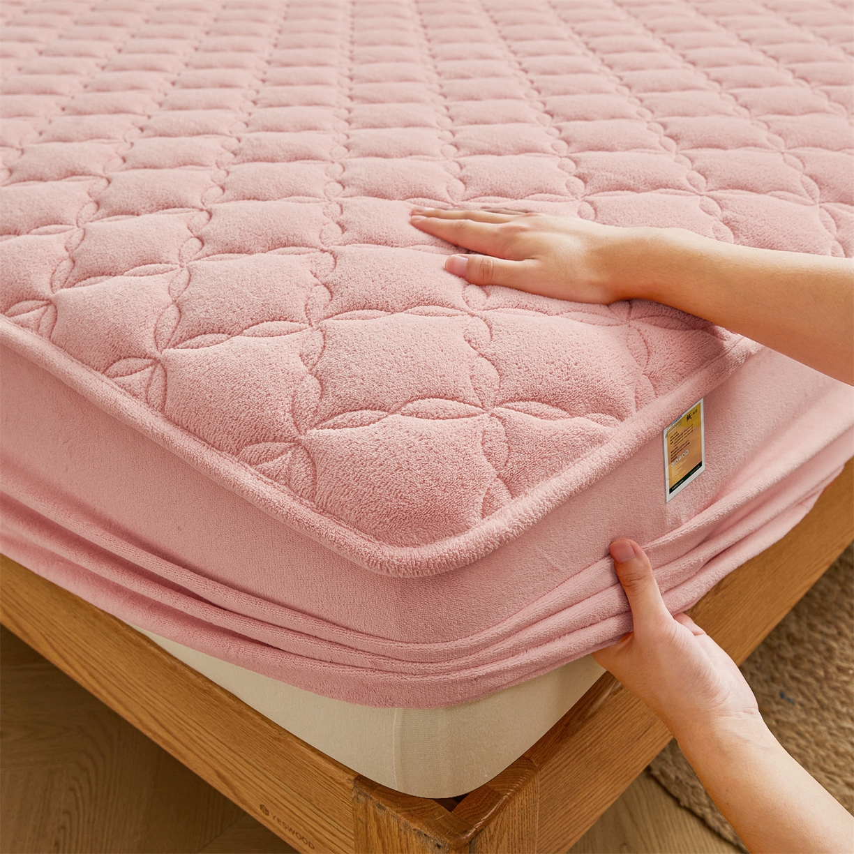 91家纺网 家纺一手货源 找家纺 布卢姆床垫 2025新款A类抗菌牛奶绒床笠 菱格-粉玉