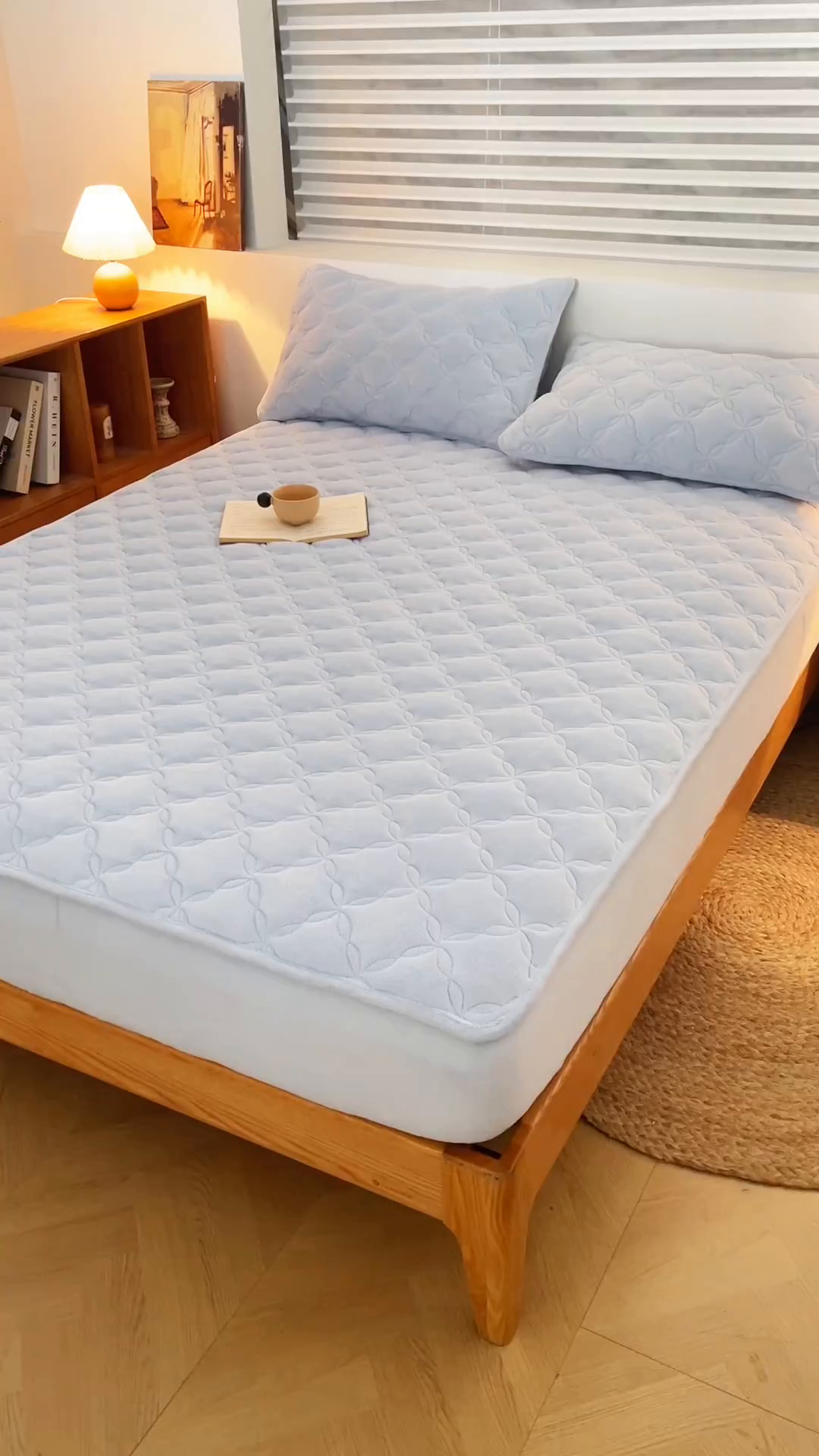 91家纺网 家纺一手货源 找家纺 布卢姆床垫 2025新款A类抗菌牛奶绒床笠 菱格-天空蓝