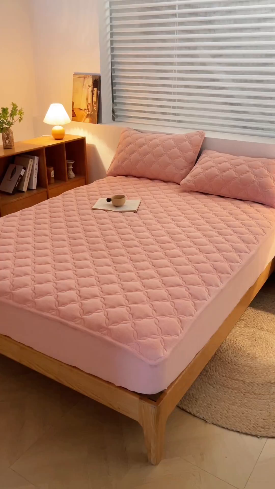 91家纺网 家纺一手货源 找家纺 布卢姆床垫 2025新款A类抗菌牛奶绒床笠 菱格-粉玉