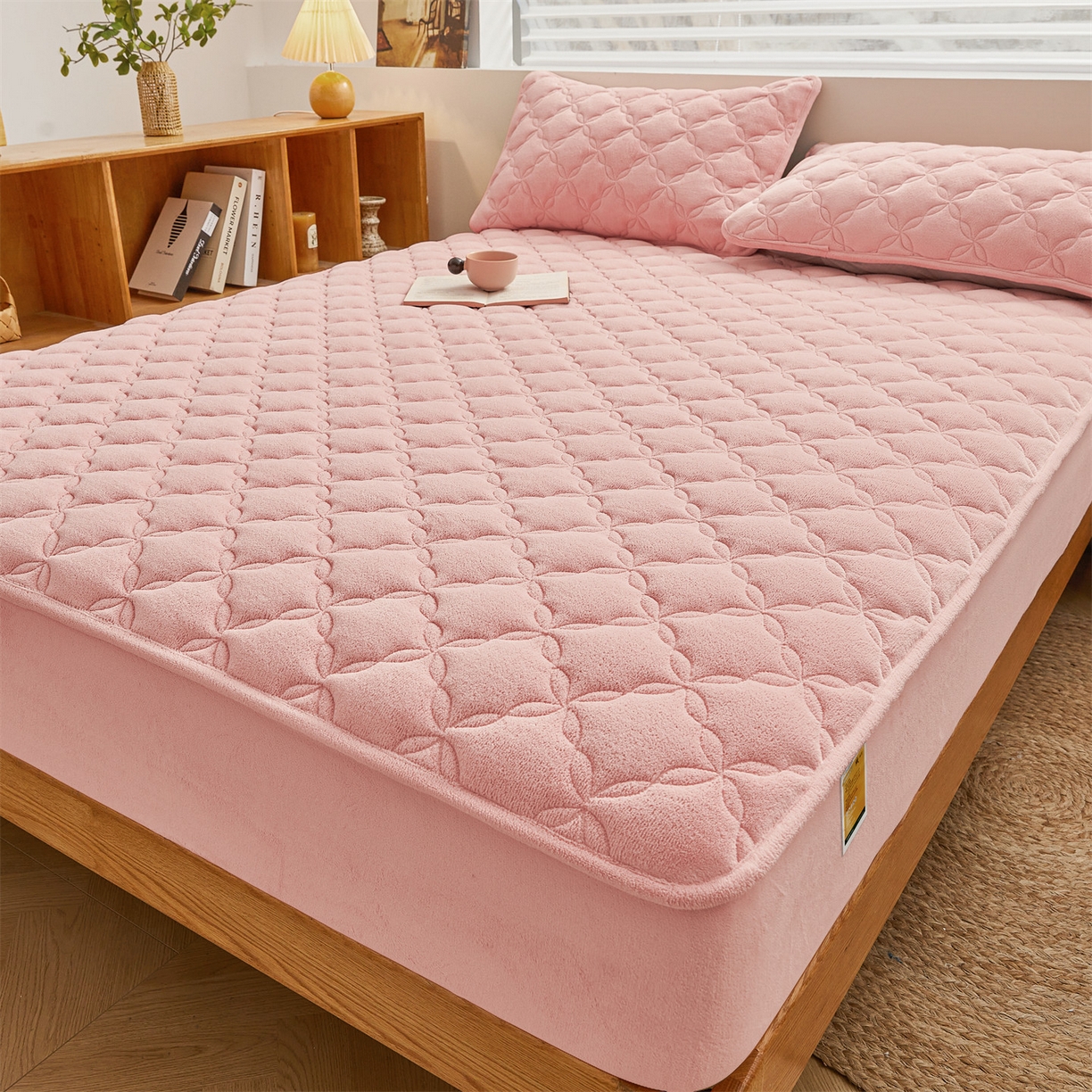 91家纺网 家纺一手货源 找家纺 布卢姆床垫 2025新款A类抗菌牛奶绒床笠 菱格-粉玉