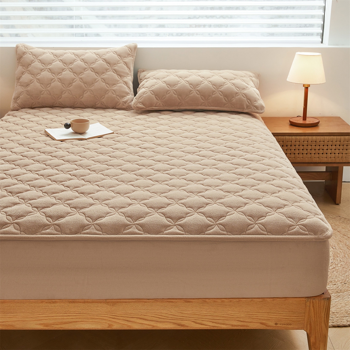 91家纺网 家纺一手货源 找家纺 布卢姆床垫 2025新款A类抗菌牛奶绒床笠 菱格-卡其