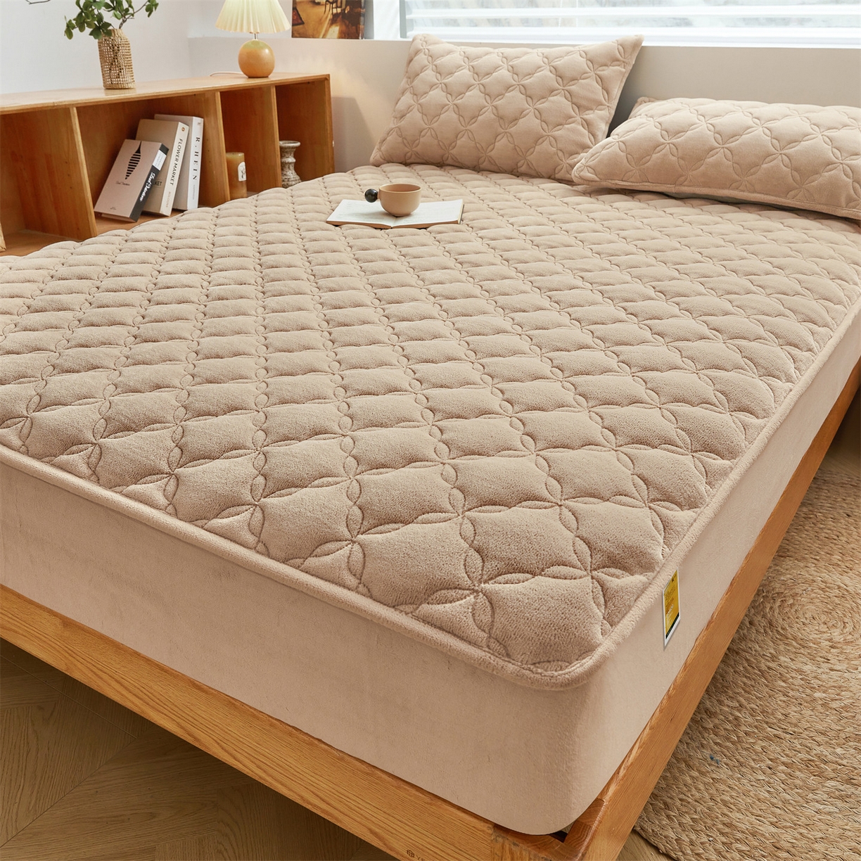 91家纺网 家纺一手货源 找家纺 布卢姆床垫 2025新款A类抗菌牛奶绒床笠 菱格-卡其