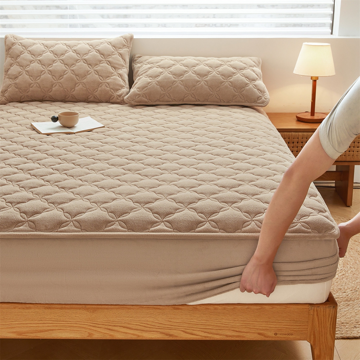 91家纺网 家纺一手货源 找家纺 布卢姆床垫 2025新款A类抗菌牛奶绒床笠 菱格-卡其