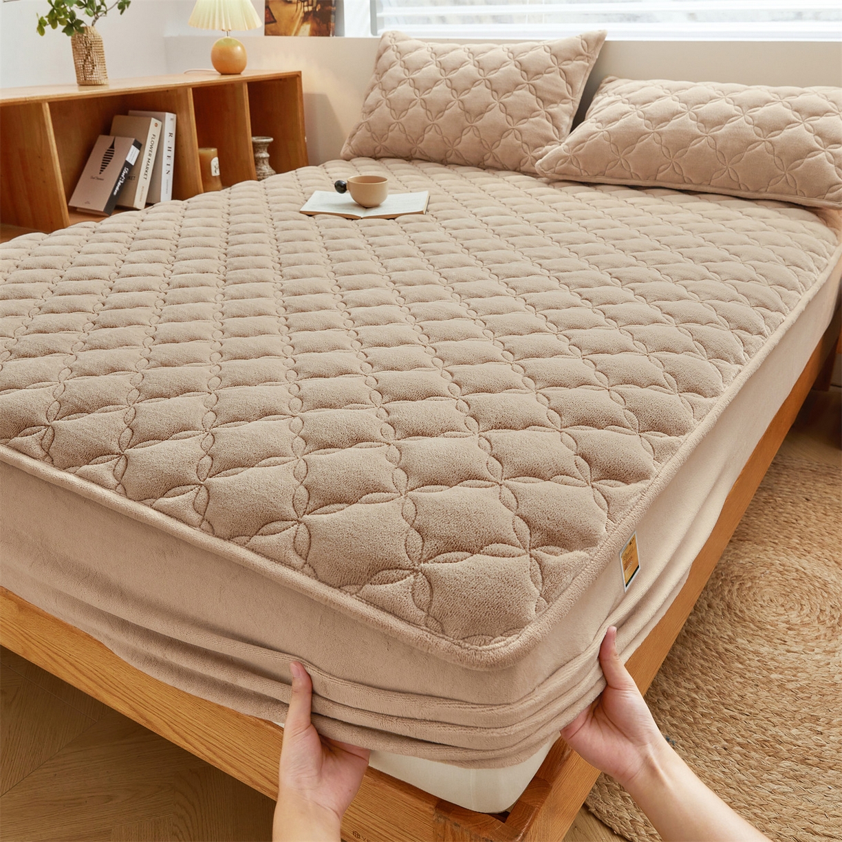 91家纺网 家纺一手货源 找家纺 布卢姆床垫 2025新款A类抗菌牛奶绒床笠 菱格-卡其