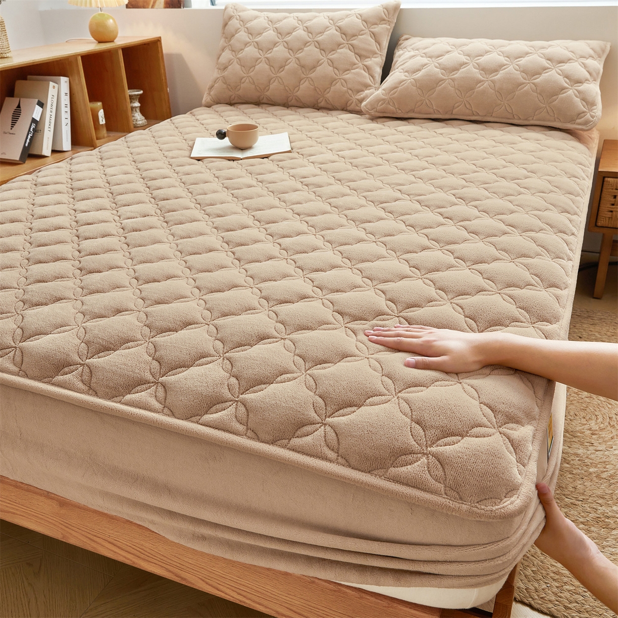 91家纺网 家纺一手货源 找家纺 布卢姆床垫 2025新款A类抗菌牛奶绒床笠 菱格-卡其