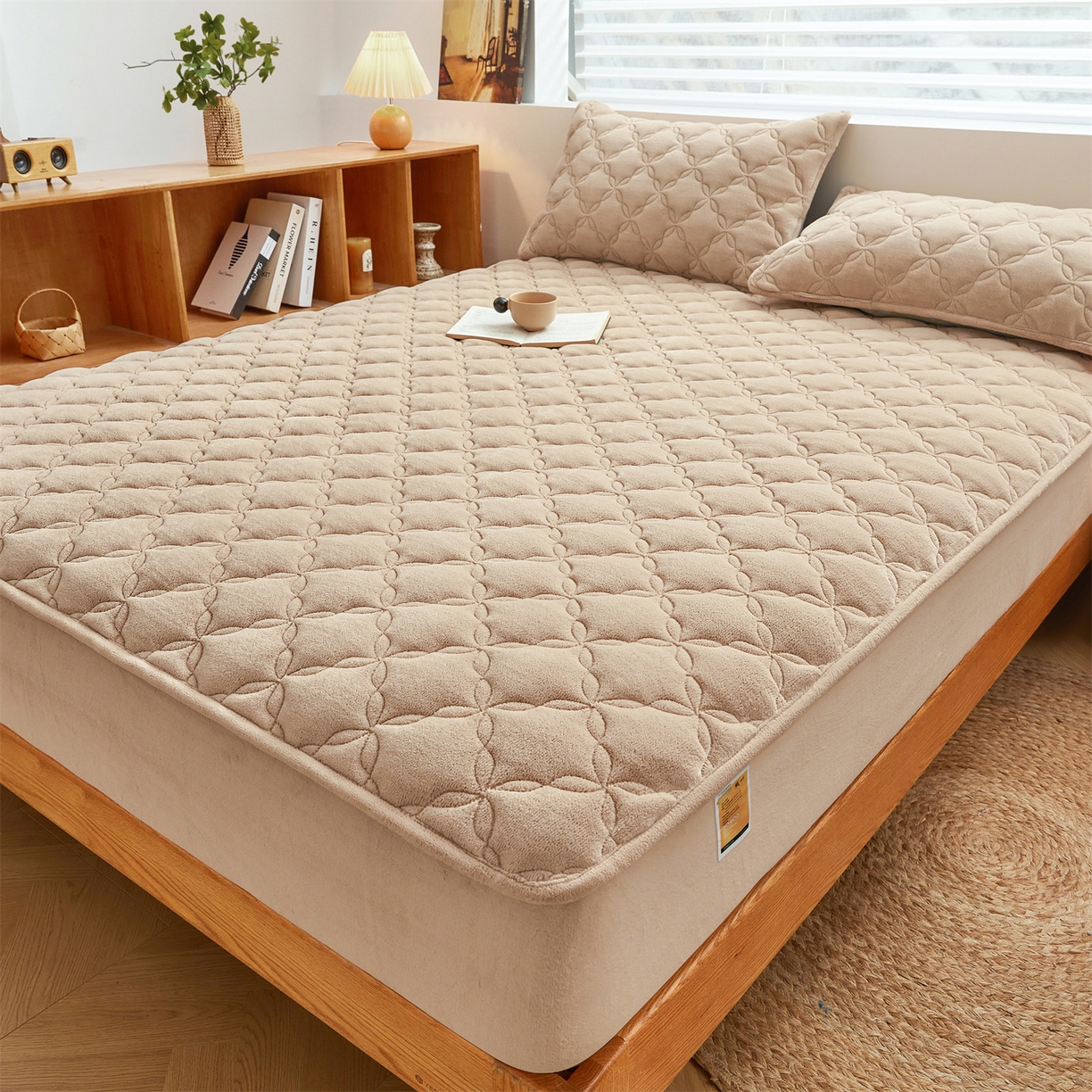 91家纺网 家纺一手货源 找家纺 布卢姆床垫 2025新款A类抗菌牛奶绒床笠 菱格-卡其