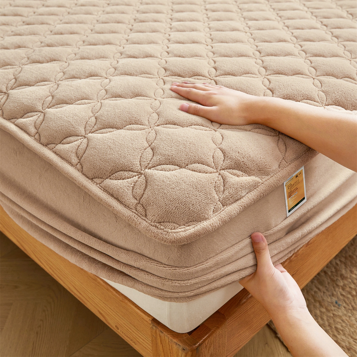 91家纺网 家纺一手货源 找家纺 布卢姆床垫 2025新款A类抗菌牛奶绒床笠 菱格-卡其