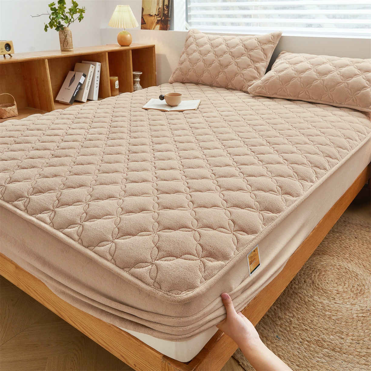 91家纺网 家纺一手货源 找家纺 布卢姆床垫 2025新款A类抗菌牛奶绒床笠 菱格-卡其