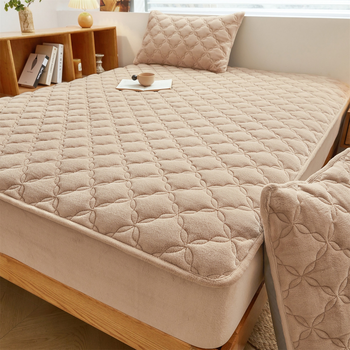 91家纺网 家纺一手货源 找家纺 布卢姆床垫 2025新款A类抗菌牛奶绒床笠 菱格-卡其