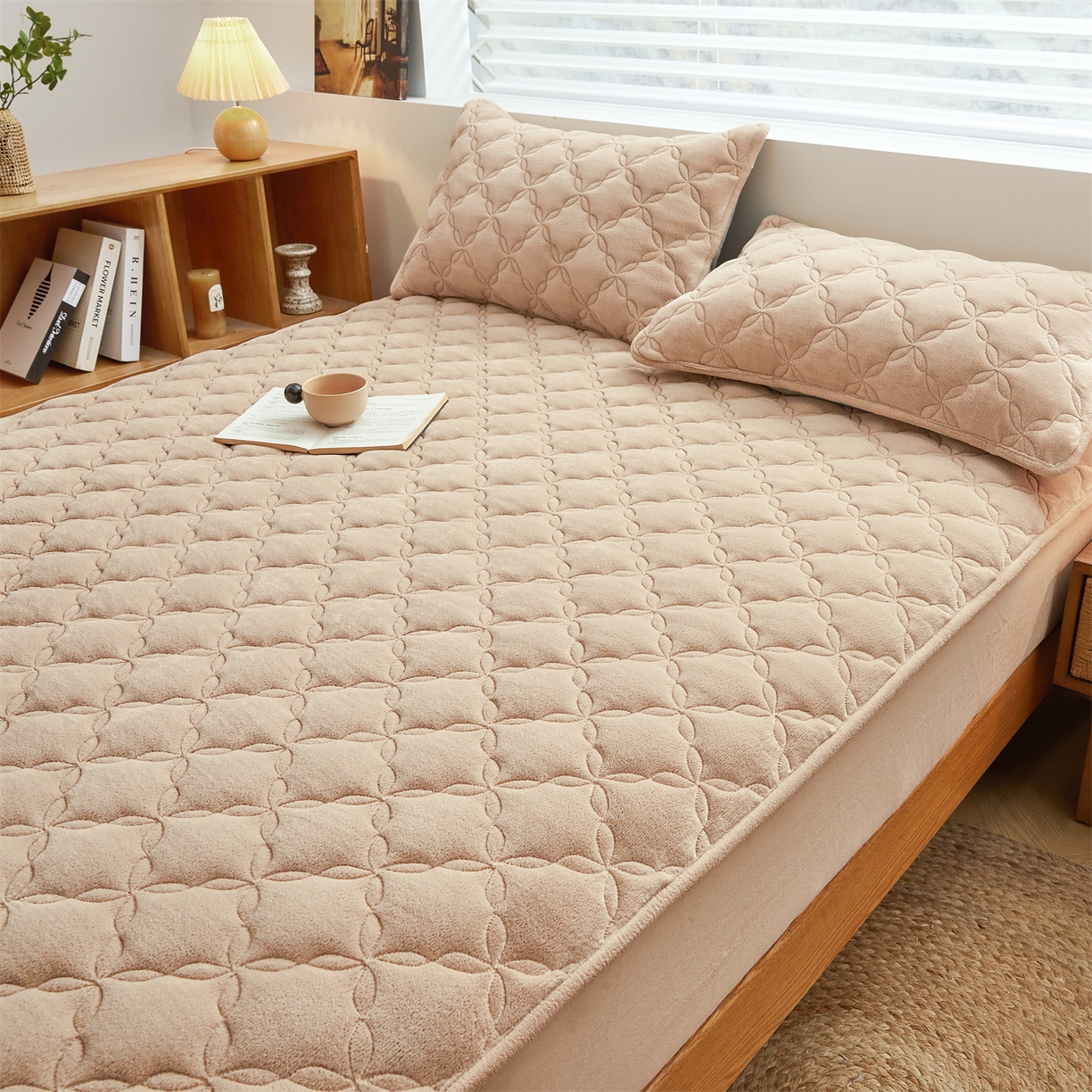 91家纺网 家纺一手货源 找家纺 布卢姆床垫 2025新款A类抗菌牛奶绒床笠 菱格-卡其