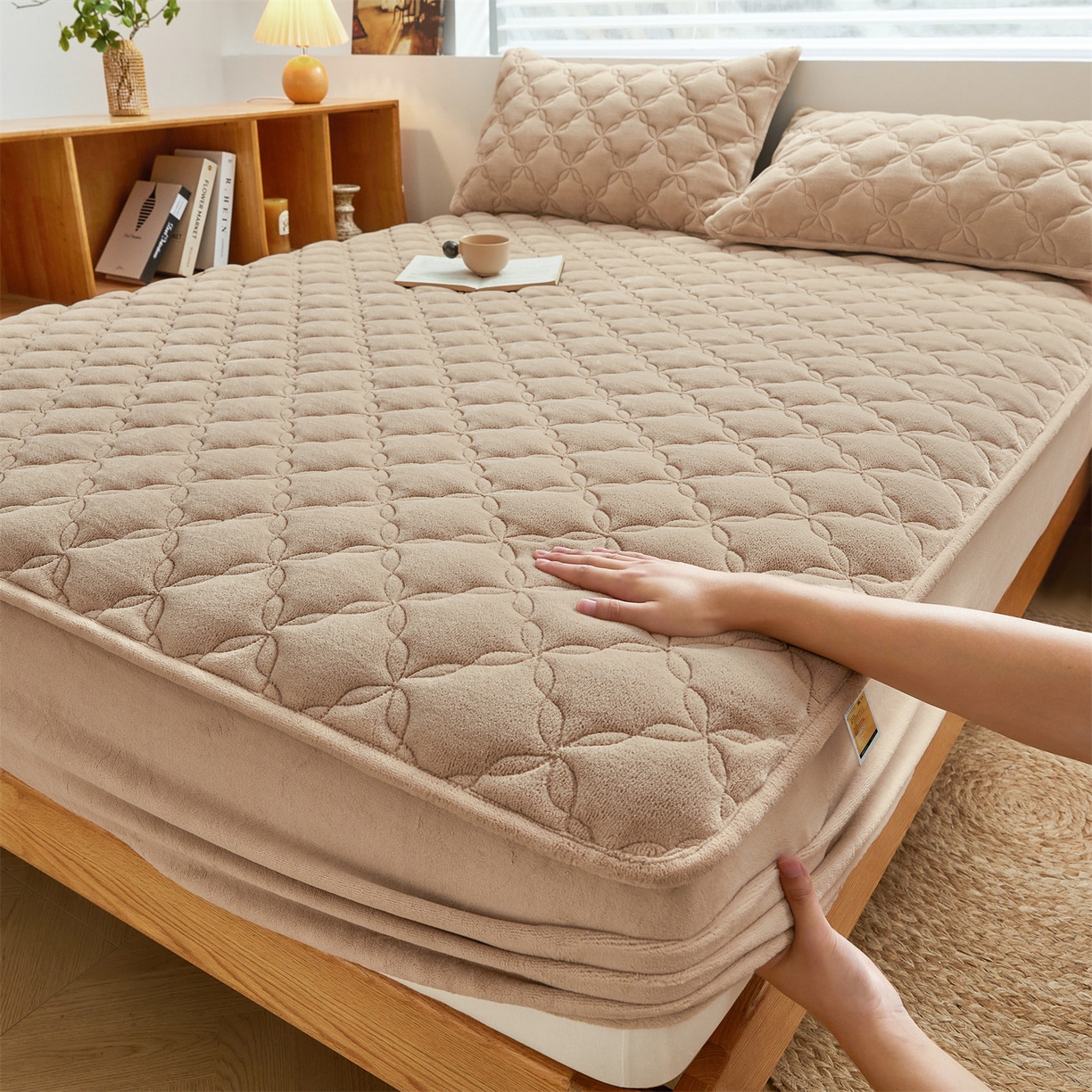 91家纺网 家纺一手货源 找家纺 布卢姆床垫 2025新款A类抗菌牛奶绒床笠 菱格-卡其