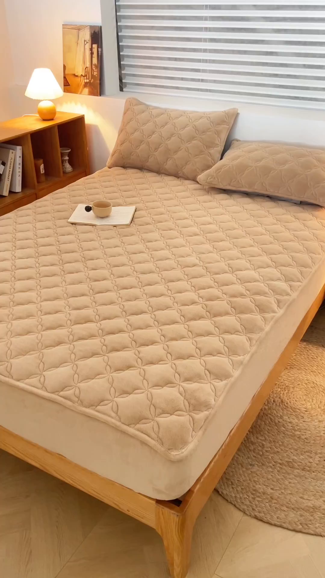 91家纺网 家纺一手货源 找家纺 布卢姆床垫 2025新款A类抗菌牛奶绒床笠 菱格-卡其