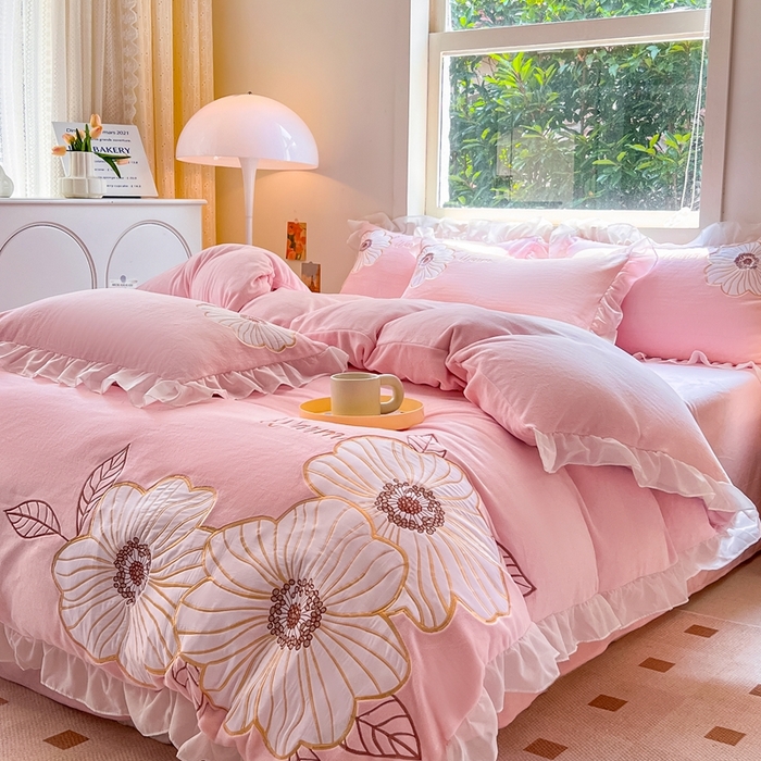 91家纺网 家纺一手货源 找家纺 木子家纺 2025新款半亩花田牛奶绒四件套 茶花粉