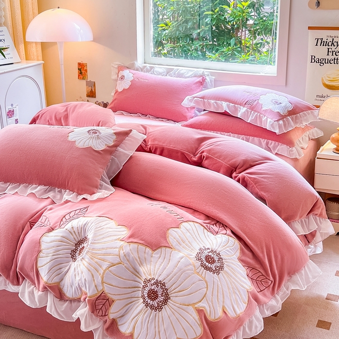 91家纺网 家纺一手货源 找家纺 木子家纺 2025新款半亩花田牛奶绒四件套 淡曙红