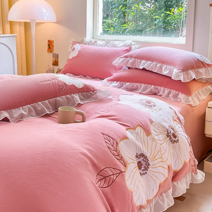 91家纺网 家纺一手货源 找家纺 木子家纺 2025新款半亩花田牛奶绒四件套 淡曙红