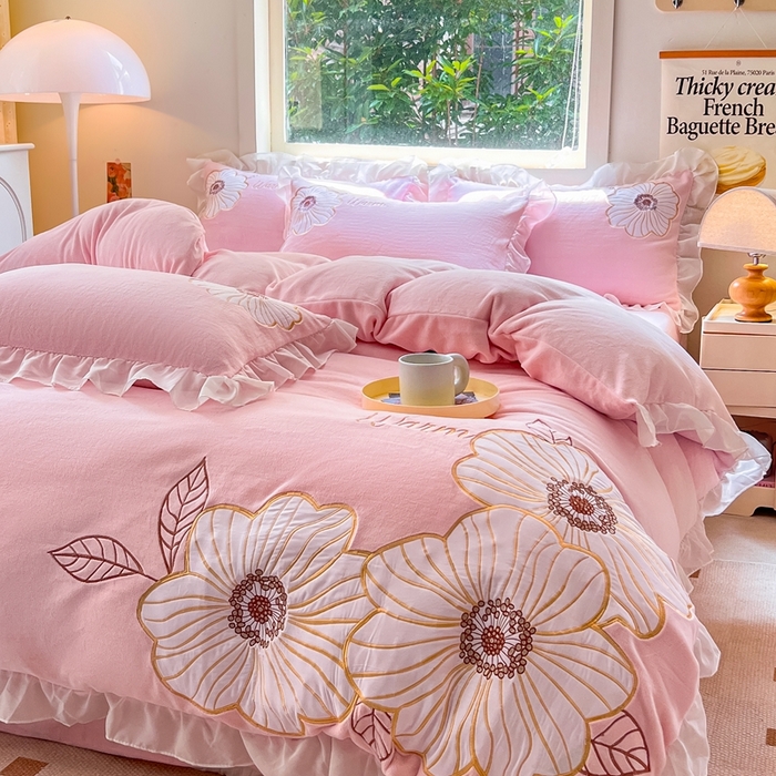 91家纺网 家纺一手货源 找家纺 木子家纺 2025新款半亩花田牛奶绒四件套 茶花粉