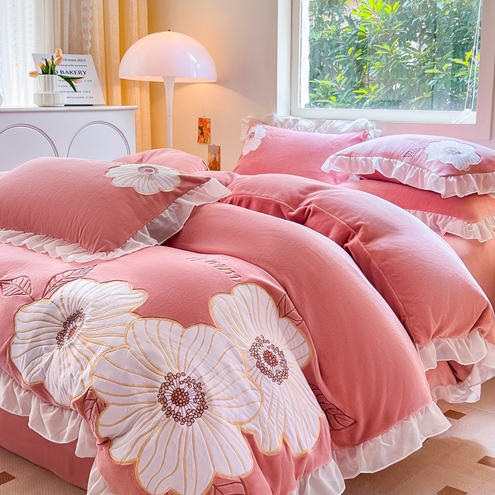 91家纺网 家纺一手货源 找家纺 木子家纺 2025新款半亩花田牛奶绒四件套 淡曙红