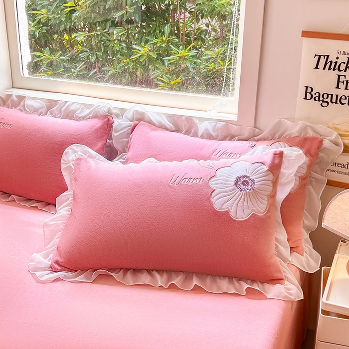 91家纺网 家纺一手货源 找家纺 木子家纺 2025新款半亩花田牛奶绒四件套 淡曙红