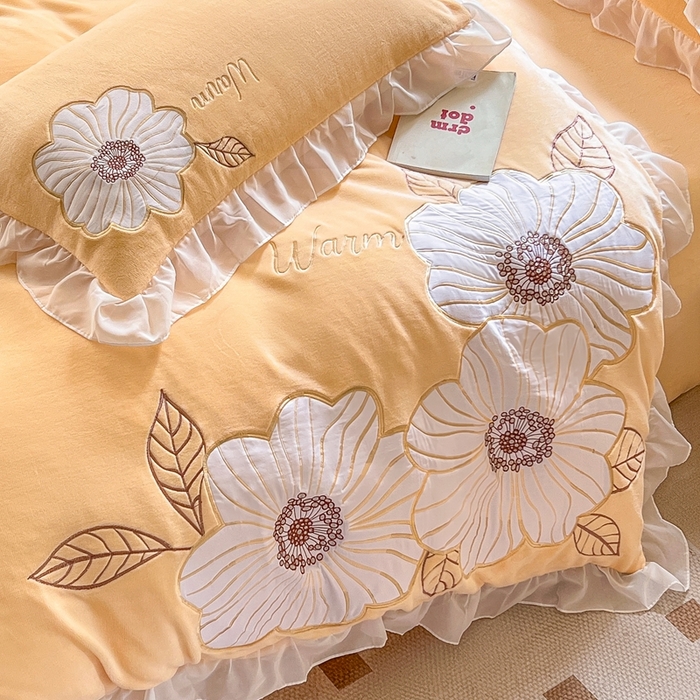 91家纺网 家纺一手货源 找家纺 木子家纺 2025新款半亩花田牛奶绒四件套 秋香黄