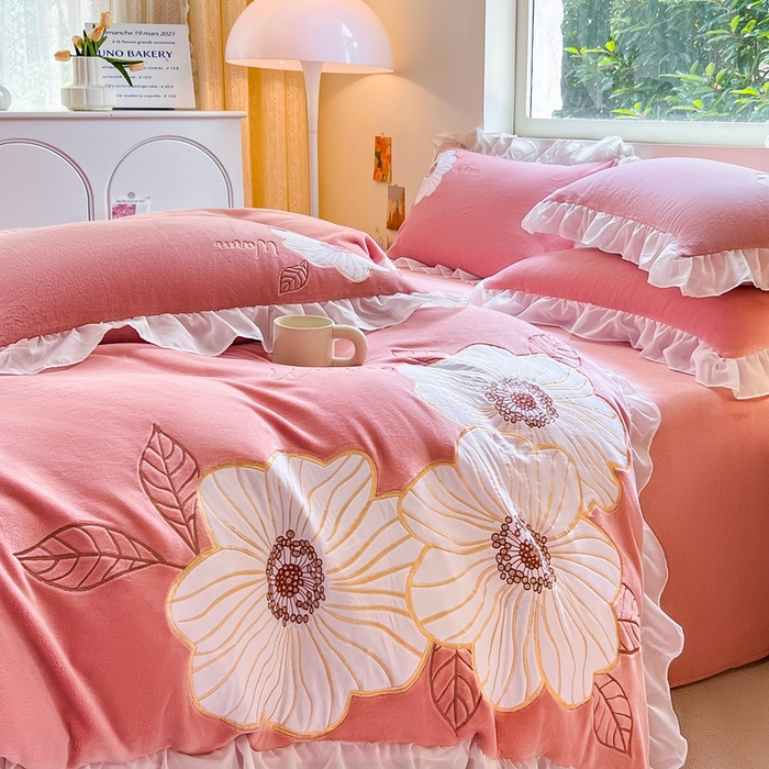 91家纺网 家纺一手货源 找家纺 木子家纺 2025新款半亩花田牛奶绒四件套 淡曙红