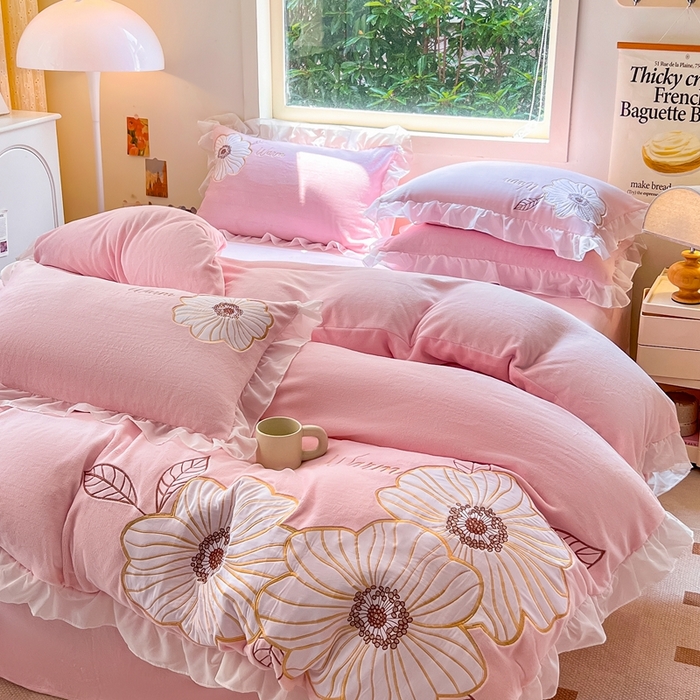 91家纺网 家纺一手货源 找家纺 木子家纺 2025新款半亩花田牛奶绒四件套 茶花粉