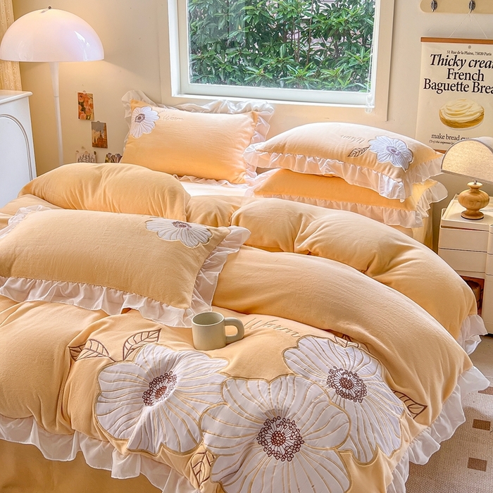 91家纺网 家纺一手货源 找家纺 木子家纺 2025新款半亩花田牛奶绒四件套 秋香黄