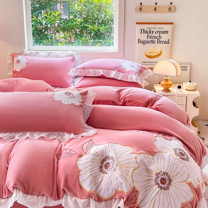 91家纺网 家纺一手货源 找家纺 木子家纺 2025新款半亩花田牛奶绒四件套 淡曙红